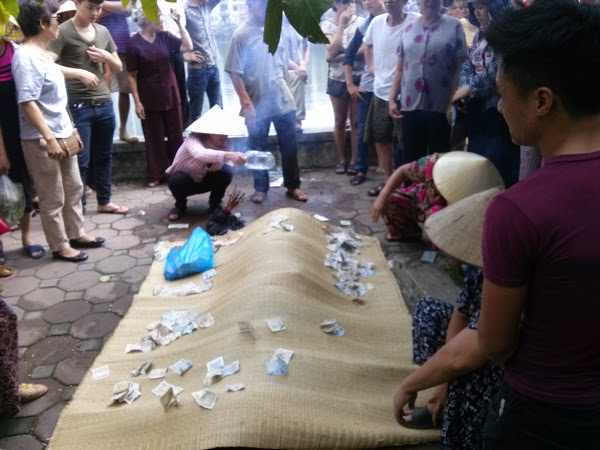 Thanh niên "vung tiền" cho mọi người rồi từ từ bước xuống hồ Xã Đàn tự tử