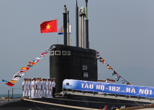 Lễ thượng cờ Tổ quốc v&agrave; cờ Qu&acirc;n chủng Hải Qu&acirc;n trong lễ tiếp nhận ch&iacute;nh thức T&agrave;u ngầm H&agrave; Nội v&agrave;o lực lượng Hải qu&acirc;n Việt Nam - Ảnh: H&agrave; My