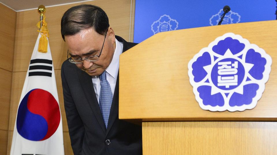 Thủ tướng Chung Hong-won nhận tr&aacute;ch nhiệm sau khi tuy&ecirc;n bố chức - Ảnh: Reuters