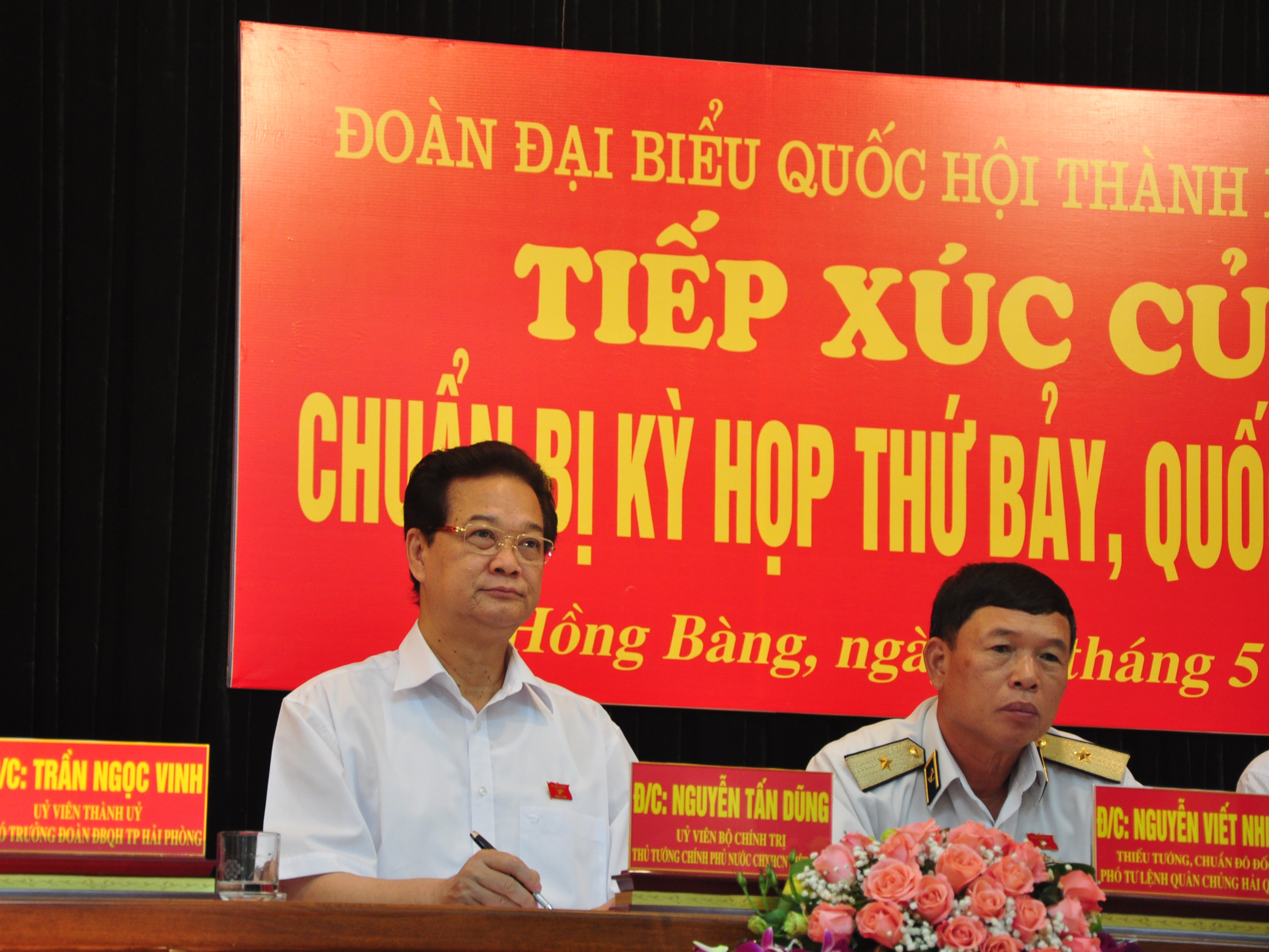 Thủ tướng Nguyễn Tấn Dũng chăm ch&uacute; lắng nghe, ghi ch&eacute;p &yacute; kiến, kiến nghị của cử tri