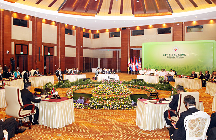 Thủ tướng Nguyễn Tấn Dũng v&agrave; c&aacute;c nh&agrave; l&atilde;nh đạo ASEAN tại phi&ecirc;n họp to&agrave;n thể Hội nghị cấp cao ASEAN ng&agrave;y 11-5 - Ảnh: Đức T&aacute;m