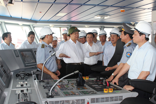 Thủ tướng Nguyễn Tấn Dũng trao đổi với c&aacute;n bộ C&ocirc;ng ty Đ&oacute;ng t&agrave;u Hạ Long trong buồng l&aacute;i t&agrave;u KN-781