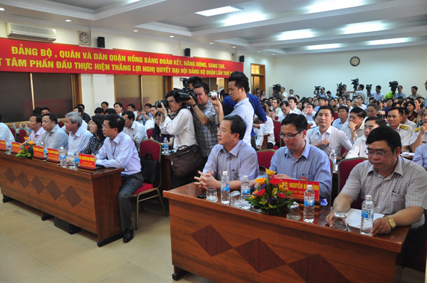 Cử tri lắng nghe ph&aacute;t biểu, giải đ&aacute;p của Thủ tướng