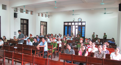 To&agrave;n cảnh phi&ecirc;n t&ograve;a s&aacute;ng 28-8