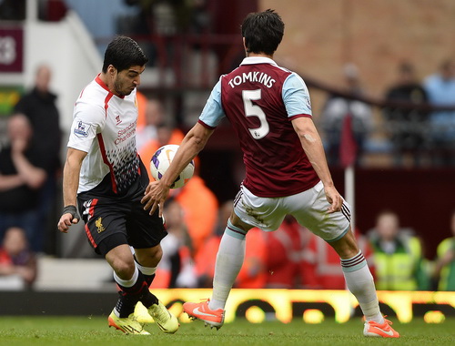 James Tomkins để b&oacute;ng chạm tay trong v&ograve;ng cấm