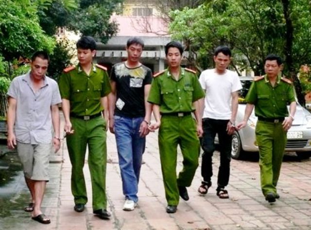 Bắt nhóm trộm cắp táo tợn tông xe vào công an