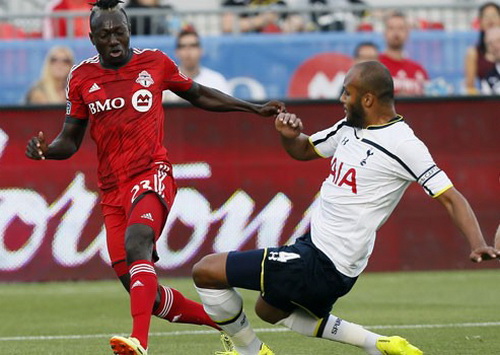 Thủ qu&acirc;n Younes Kaboul (phải, Tottenham) truy cản pha tấn c&ocirc;ng của Toronto FC