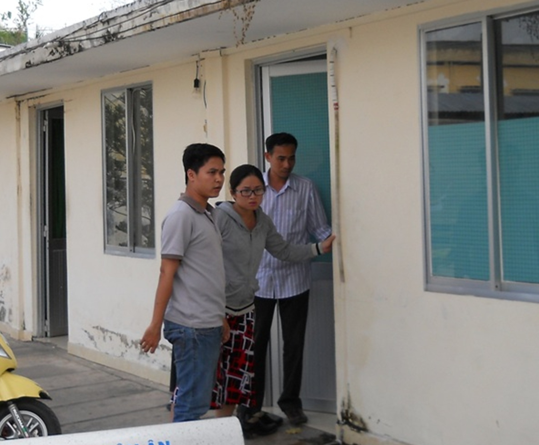 L&ecirc; Thị B&iacute;ch Tr&acirc;m, đối tượng bắt c&oacute;c b&eacute; sơ sinh tại Bệnh viện quận 7, đang được c&aacute;c trinh s&aacute;t C&ocirc;ng an quận 7, &aacute;p giải đi lấy lời khai.