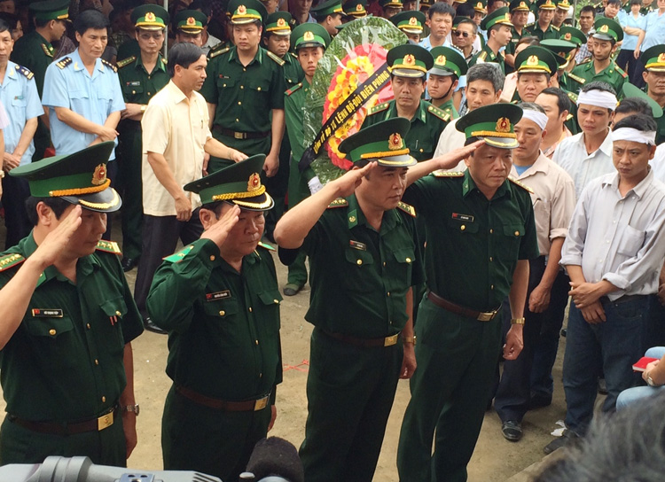 Thiếu tướng Nguyễn Cảnh Hiền (h&agrave;ng đầu, thứ hai từ tr&aacute;i qua) c&ugrave;ng c&aacute;c sĩ quan bi&ecirc;n ph&ograve;ng ch&agrave;o vĩnh biệt 2 đồng đội đ&atilde; hy sinh tại lễ truy triệu