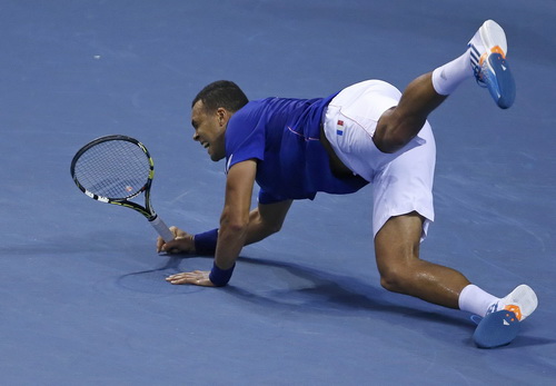 Jo-Wilfried Tsonga thất thế trước đối thủ Đức