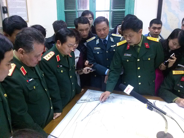 Thượng tướng Đỗ Bá Tỵ (thứ 3 từ trái qua) đang nghe báo cáo về việc tìm kiếm máy bay mất tích vào chiều 12-3 - Ảnh: Nguyễn Quyết