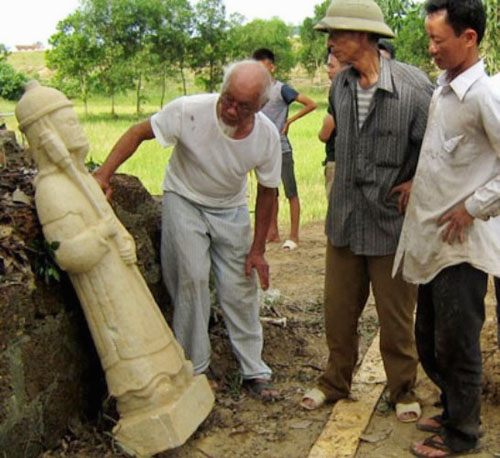 Pho tượng cổ c&ograve;n nguy&ecirc;n vẹn, l&agrave; nguồn tư liệu qu&yacute; để khảo s&aacute;t, phục dựng Đền Cả