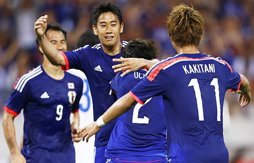 Uchida (2) chia sẻ niềm vui cùng đồng đội