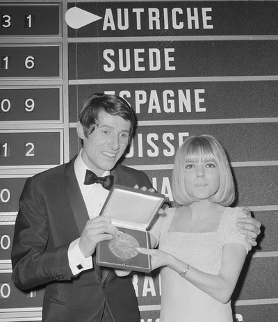 Nh&agrave; soạn nhạc ki&ecirc;m ca sĩ Udo Jurgen (tr&aacute;i) nhận giải thưởng European Contest 1966