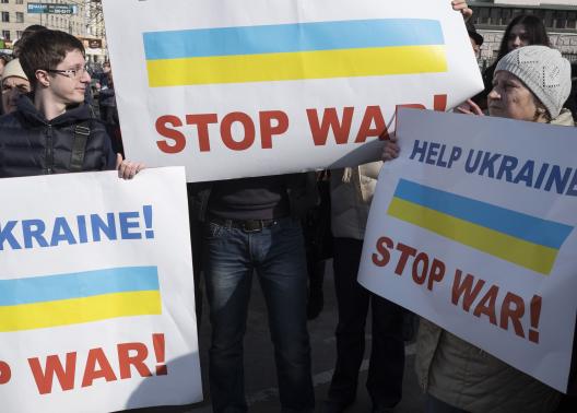Người biểu t&igrave;nh chống chiến tranh gần Đại sứ qu&aacute;n Nga ở Kiev. Ảnh: Reuters