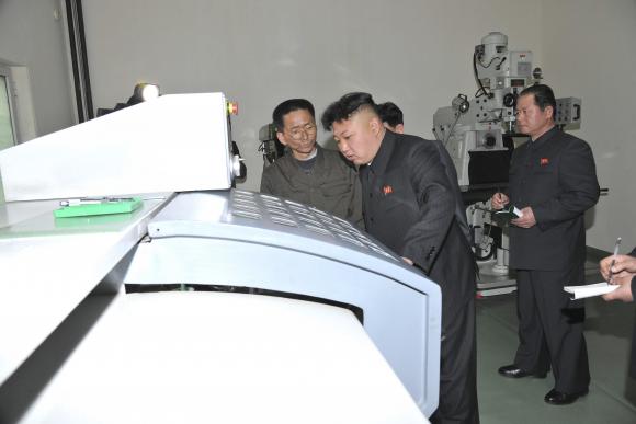Nh&agrave; l&atilde;nh đạo Triều Ti&ecirc;n Kim Jong Un đến thị s&aacute;t một cơ sở vũ khi h&ocirc;m 20-3. Nguồn: Reuters