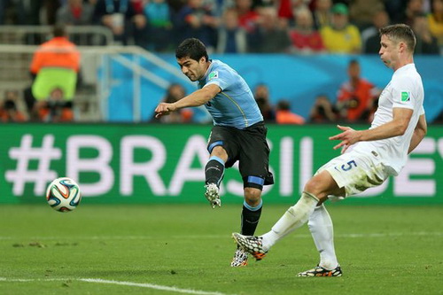 Rộ tin đồn Suarez sử dụng doping trận gặp Anh