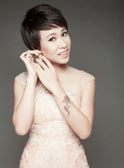 H&igrave;nh hoa đ&agrave;o ở tay được Uy&ecirc;n Linh tượng trưng cho sự sinh s&ocirc;i nảy nở, thậm ch&iacute; l&agrave; tr&ecirc;n v&ugrave;ng đất xấu, hoa vẫn c&oacute; thể nở