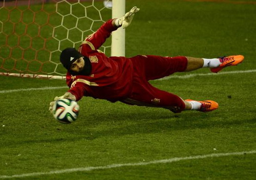 Victor Valdes sẽ t&aacute;i xuất trong m&agrave;u &aacute;o Liverpool?
