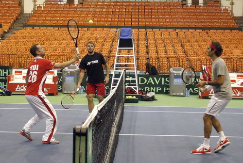 Wawrinka và Federer tập luyện với thủ quân Luthi (trái)