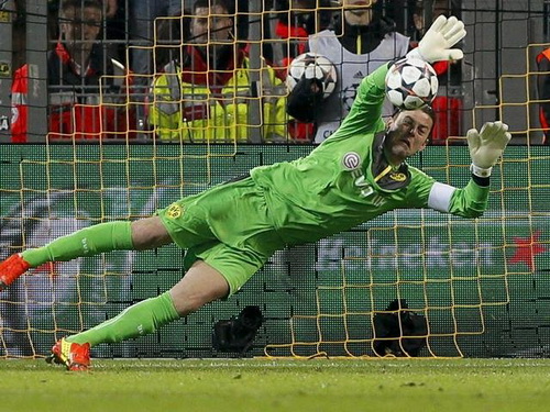 Thủ m&ocirc;n Weidenfeller cản ph&aacute; c&uacute;&nbsp;