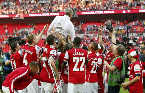 HLV Arsene Wenger xứng đ&aacute;ng được ghi c&ocirc;ng