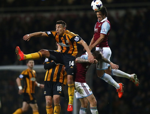 West Ham đối đầu với Hull City (áo sọc)