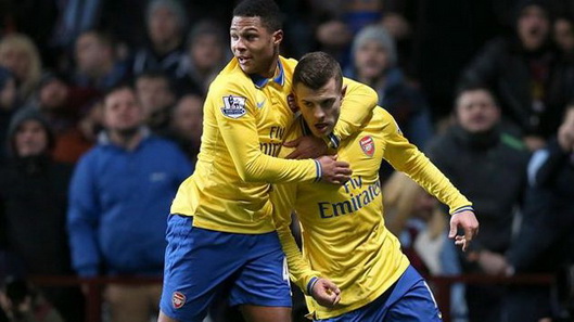 Wilshere và Giroud lập công, Arsenal trở lại ngôi đầu