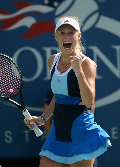Wozniacki thắng nhanh v&aacute;n đầu ti&ecirc;n, tr&agrave;n trề hy vọng gi&agrave;nh v&eacute; v&agrave;o chung kết