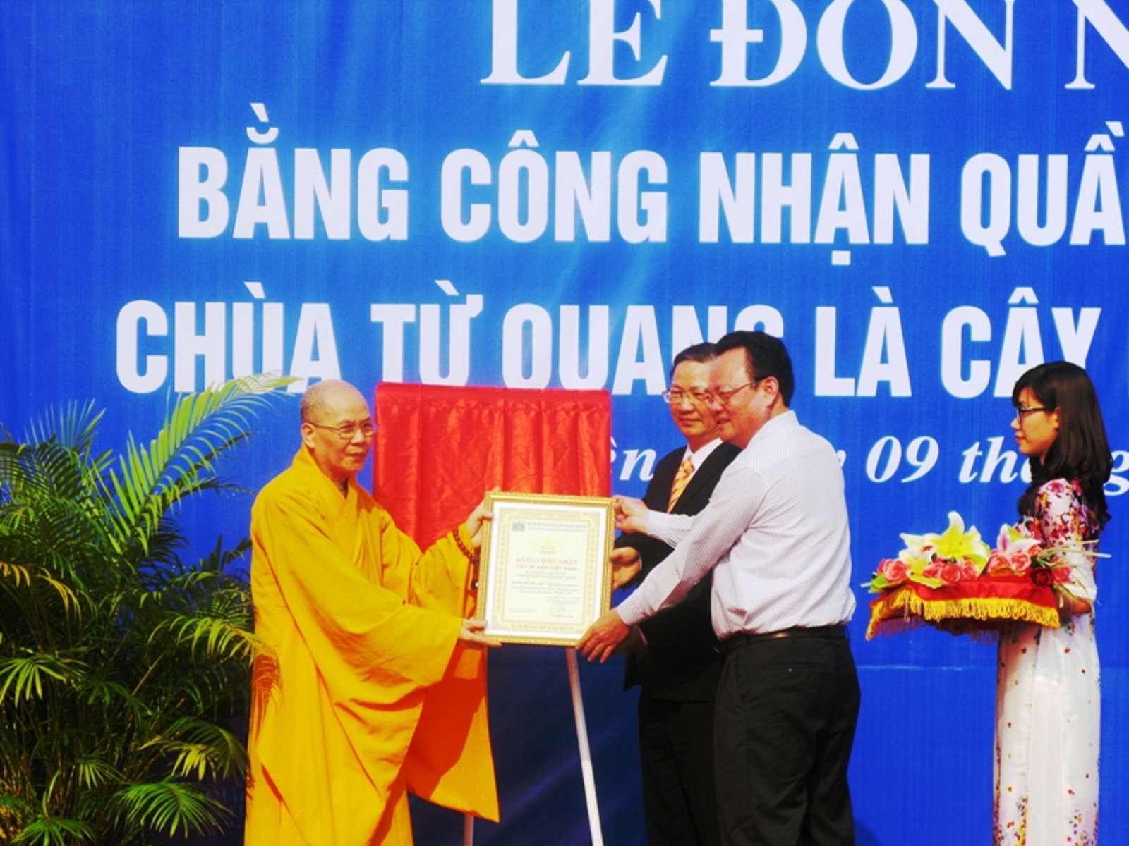 &Ocirc;ng Nguyễn Điểu, Ph&oacute; Chủ tịch Hội Bảo vệ Thi&ecirc;n nhi&ecirc;n v&agrave; M&ocirc;i trường Việt Nam (thứ 2 từ phải sang) trao bằng chứng nhận quần thể c&acirc;y di sản cho tỉnh Ph&uacute; Y&ecirc;n