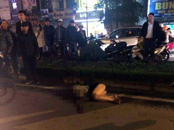 Tài xế cán xe qua người cô gái sau khi gây tai nạn