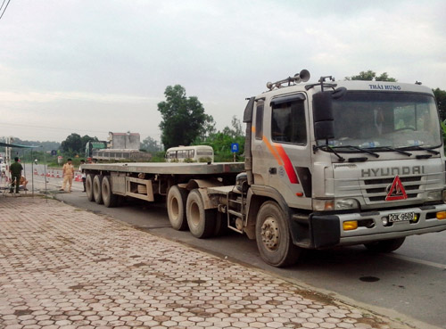 Thanh Hóa: Bắt tài xế xe đầu kéo đâm nát trạm cân