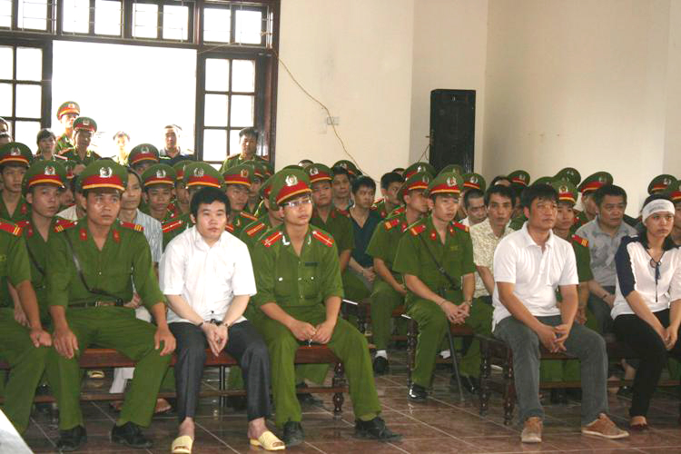 Các bị cáo trong đường dây buôn 1.784 bánh heroin - Ảnh: Cổng TTĐT Hòa Bình