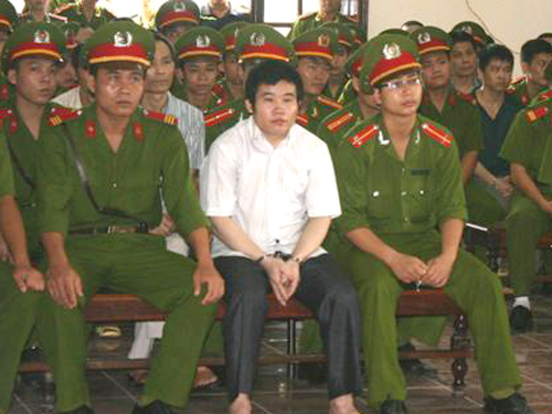 Tráng A Chư tại phiên tòa ngày 20-5 - Ảnh: Cổng TTĐT Hòa Bình