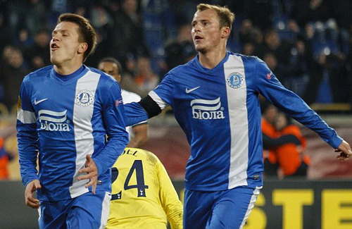 Yehven Konoplyanka (tr&aacute;i) vui mừng sau b&agrave;n thắng
