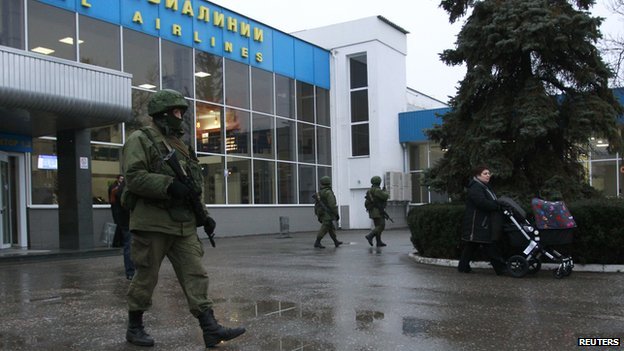 Một người được vũ trang tuần tra tại s&acirc;n bay ở Symferopol, Crimea. Ảnh: Reuters