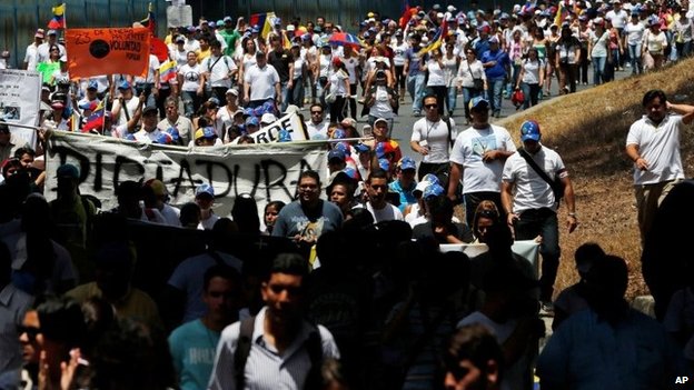 Đoàn biểu tình áo trắng tiến phản đối chính phủ của ông Maduro liên tục tuần hành
trên các đường phố Caracas. Ảnh: AP
