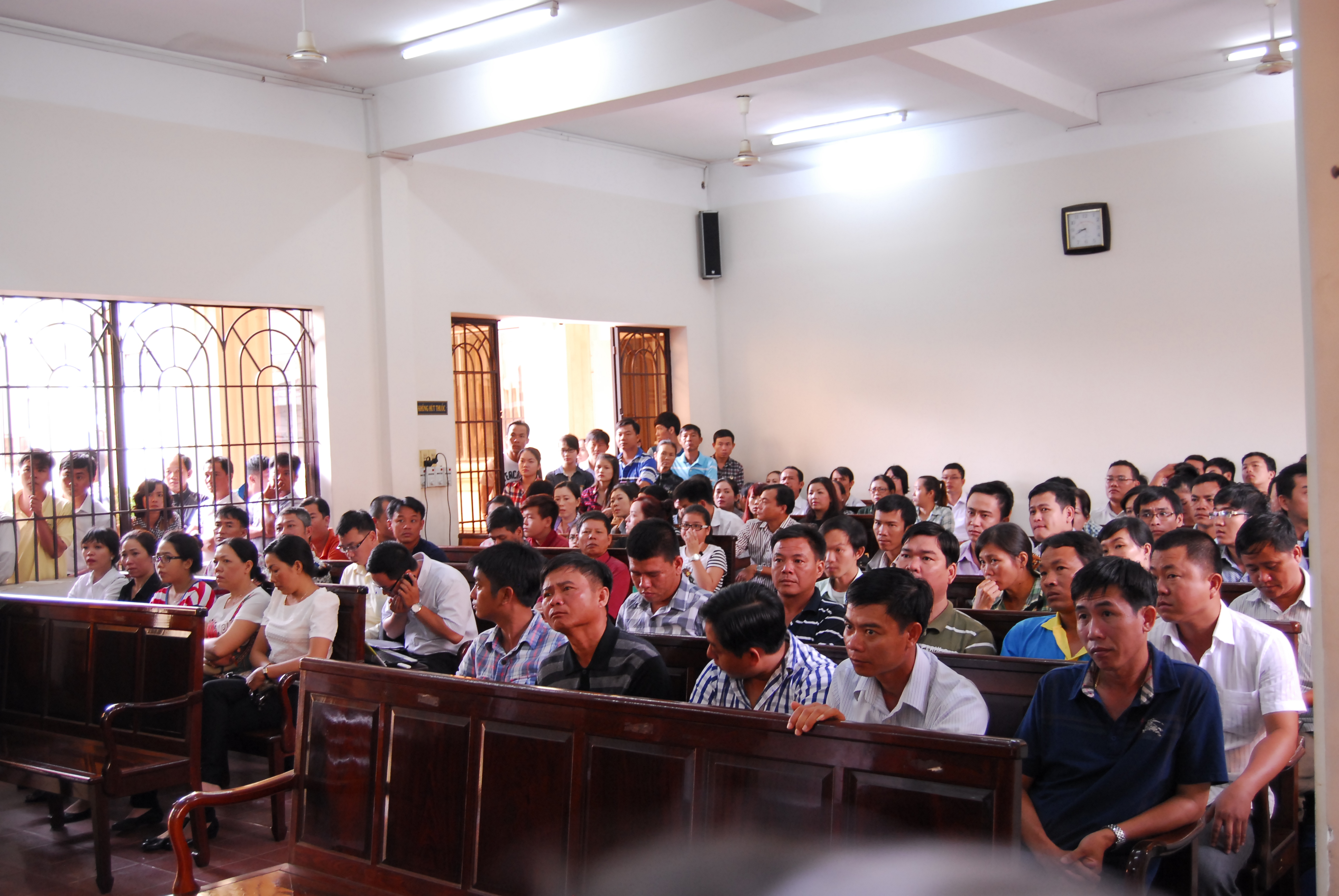 Quang cảnh phi&ecirc;n t&ograve;a s&aacute;ng nay