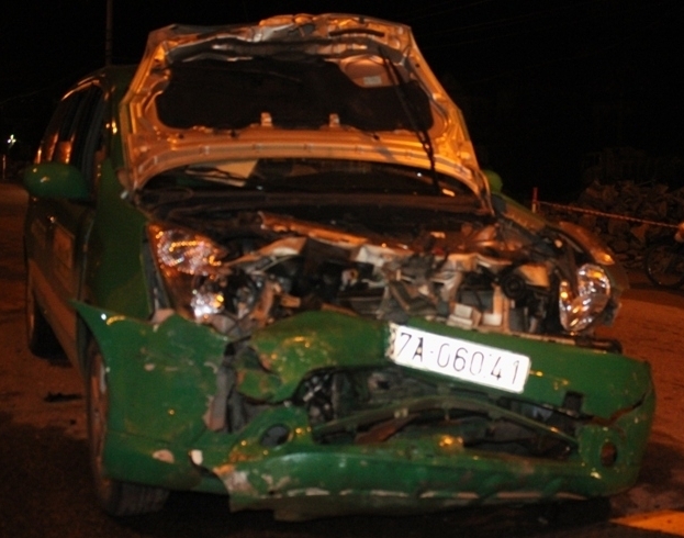 Xe taxi hư hỏng nặng.