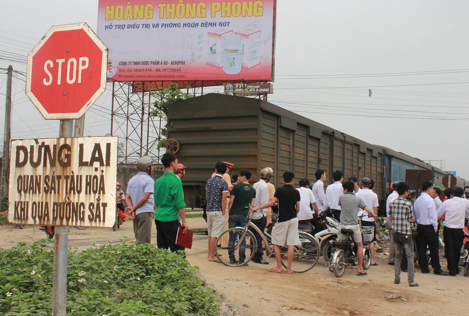 Tàu hỏa tông taxi Mai Linh văng xa 20 m