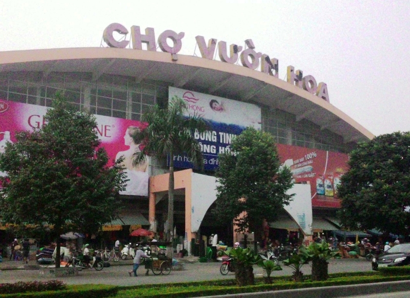 Khu vực đ&ocirc;ng người như chợ Vườn Hoa (TP Thanh H&oacute;a) l&agrave; nơi những kẻ lừa đảo thường xuy&ecirc;n lui tới