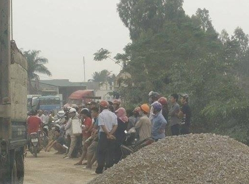 Rất đ&ocirc;ng người d&acirc;n hiếu kỳ tập trung tại hiện trượng vụ tai nạn khiến gia đ&igrave;nh anh T&aacute;m tử vong. Ảnh: T&uacute; Ph&ecirc;.