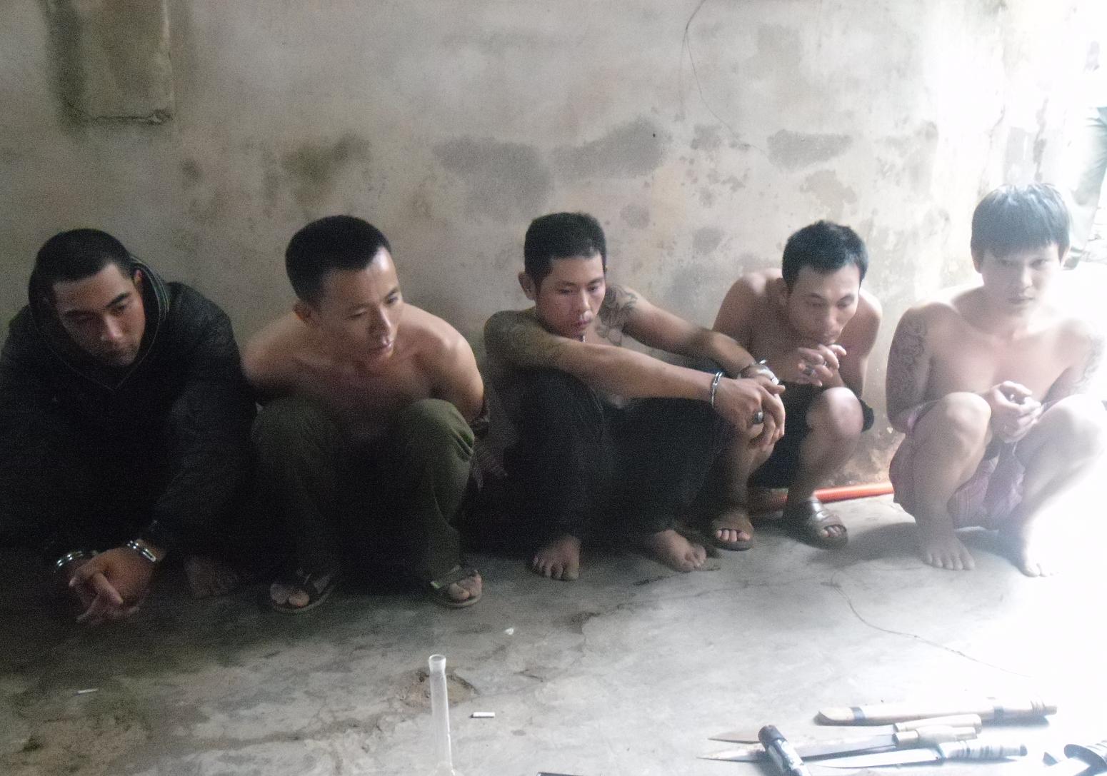 Nh&oacute;m trộm ch&oacute; bị C&ocirc;ng an TX. Th&aacute;i H&ograve;a bắt giữ. Ảnh Cao Sơn.
