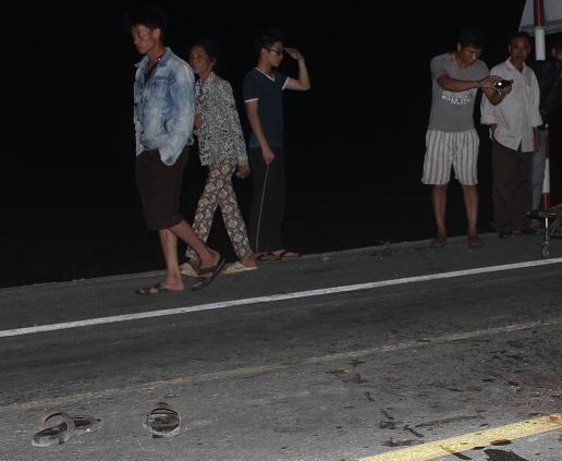 Phát hiện thi thể người đàn ông bị xe cán nát trên đường