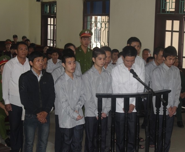C&aacute;c bị c&aacute;o tại phi&ecirc;n t&ograve;a. Ảnh: Dũng Nguy&ecirc;n.
