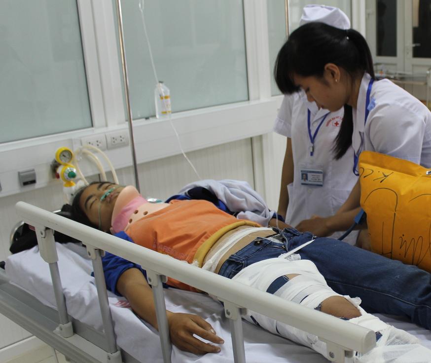 Ch&aacute;u Linh bị thương năng đang được điều trị tại BV Hữu nghị Đa khoa Nghệ An. Ảnh: Phong H&ugrave;ng