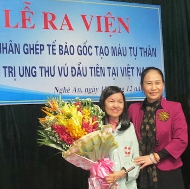 B&agrave; Đinh Thị Lệ Thanh, Ph&oacute; chủ tịch UBND tỉnh Nghệ An đến ch&uacute;c mừng bệnh nh&acirc;n Liễu.