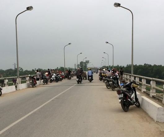 Ném xe đạp xuống sông Lam rồi nhảy cầu tự vẫn