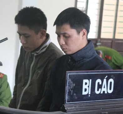 Hai bị cáo Cường và Linh tại tòa.