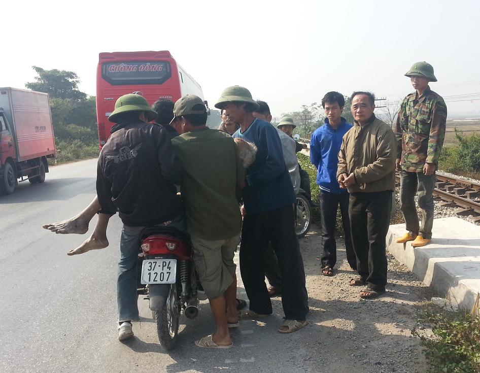 Cụ ông 82 tuổi bị tàu hỏa tông văng 5 m
